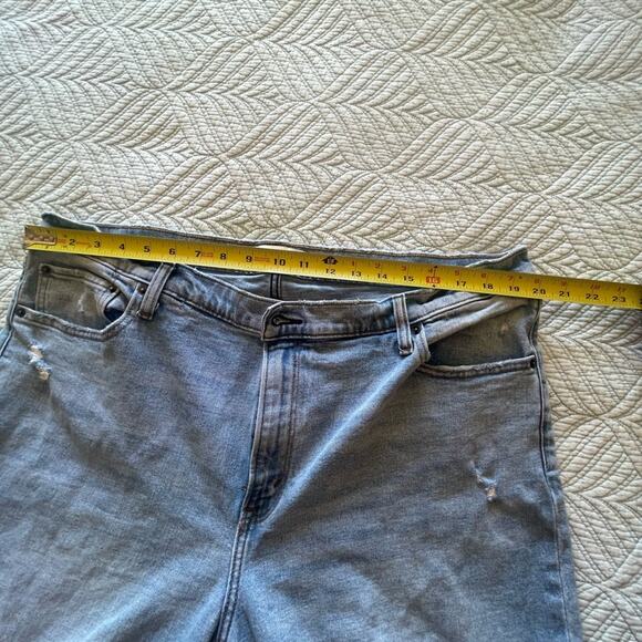 Abercrombie & Fitch The Mom High Rise Light Wash Distressed Capri Jeans Sz 35/20 - Picture 7 of 8